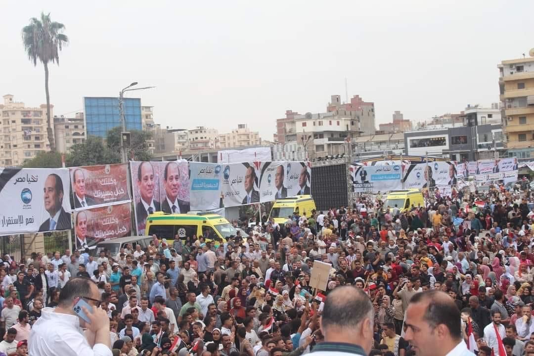 مئات الآلاف فى المنصورة يحتفلون بذكرى نصر أكتوبر ويطالبون الرئيس السيسى بالترشح (8)