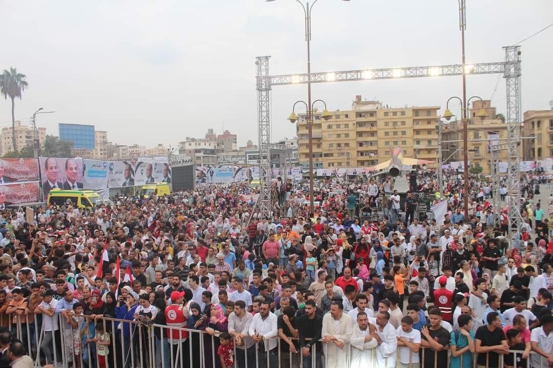 مئات الآلاف فى المنصورة يحتفلون بذكرى نصر أكتوبر ويطالبون الرئيس السيسى بالترشح (11)