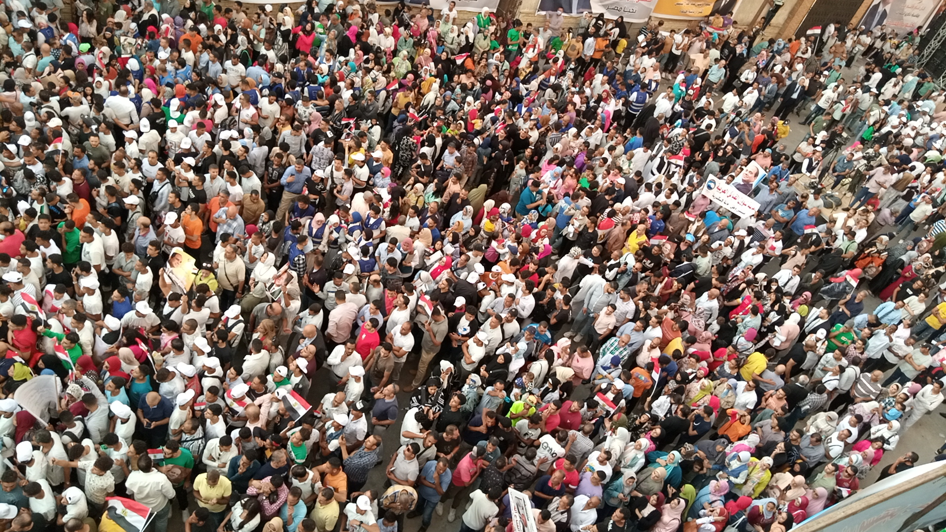 مئات الآلاف يحتشدون داخل ميدان القائد إبراهيم بالإسكندرية