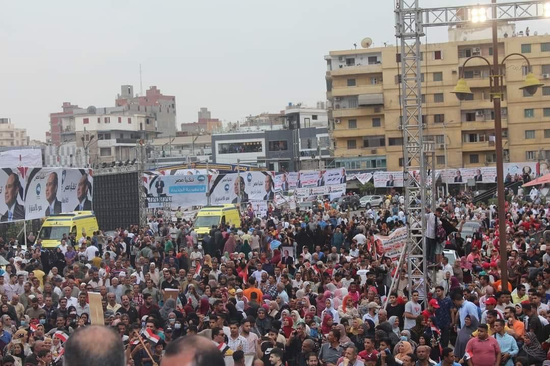 مئات الآلاف فى المنصورة يحتفلون بذكرى نصر أكتوبر ويطالبون الرئيس السيسى بالترشح (12)
