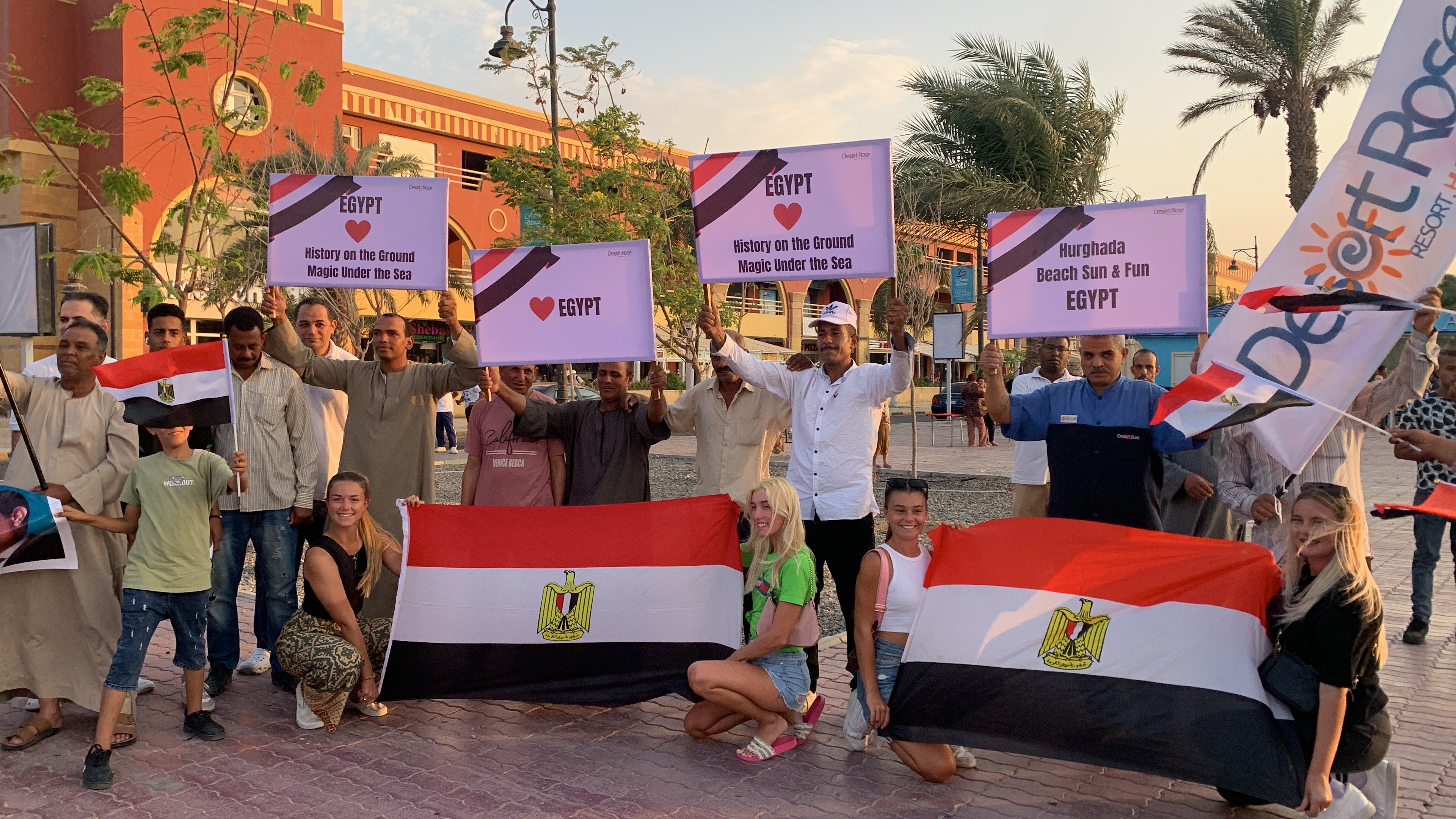 سياح يرفعون الأعلام المصرية فى احتفالات أكتوبر (4)