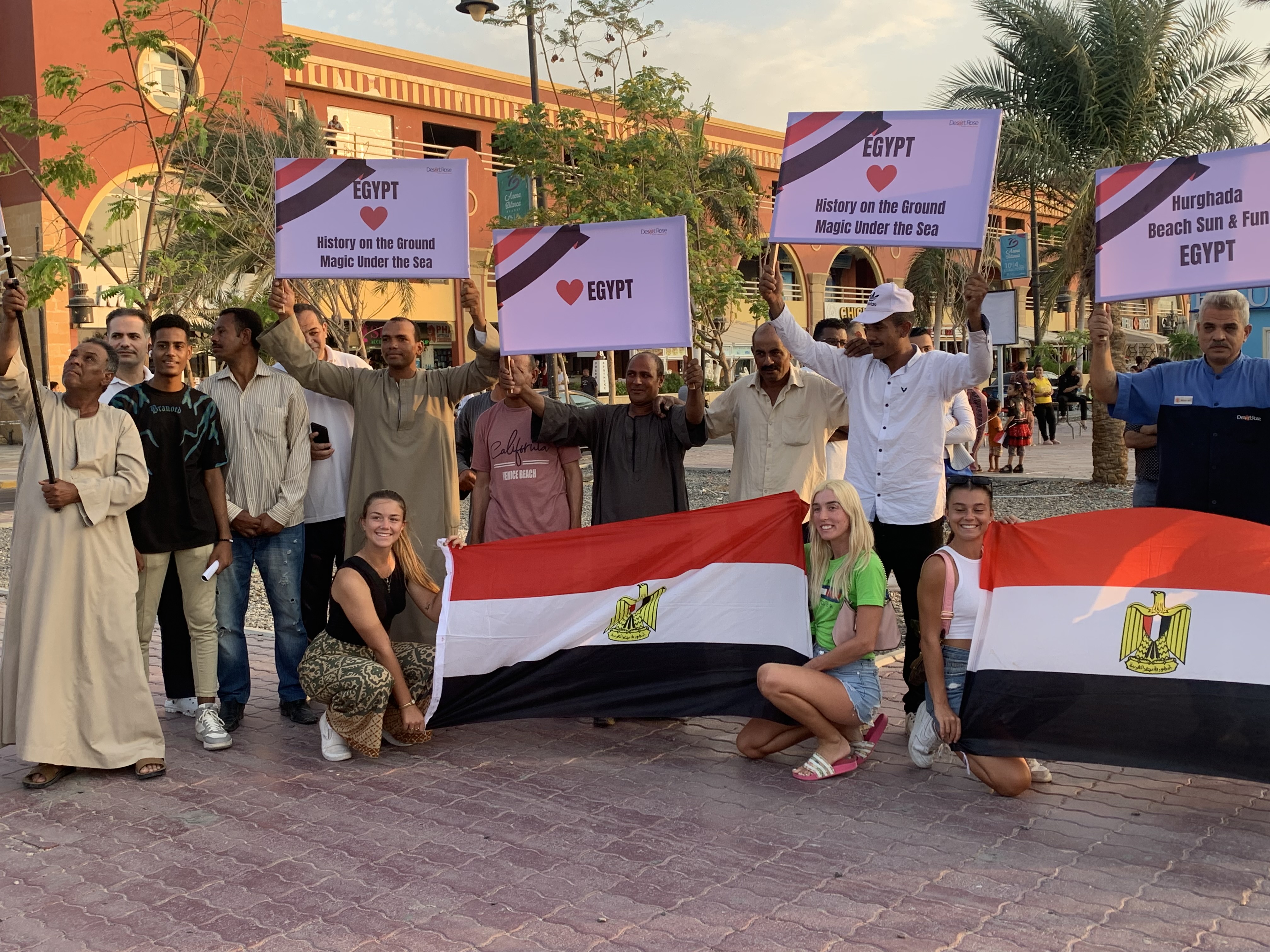 سياح يرفعون الأعلام المصرية فى احتفالات أكتوبر (3)
