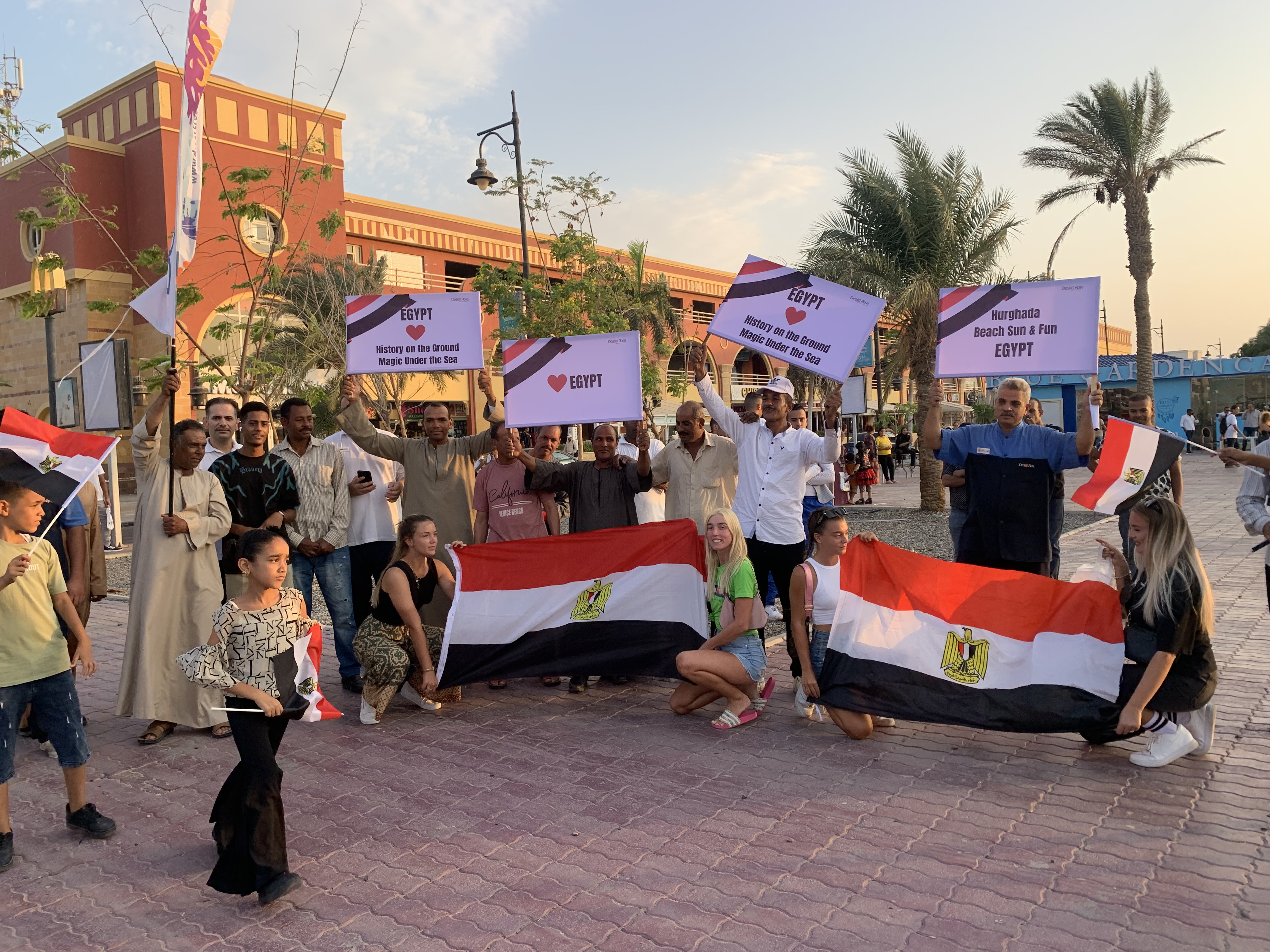 سياح يرفعون الأعلام المصرية فى احتفالات أكتوبر (1)
