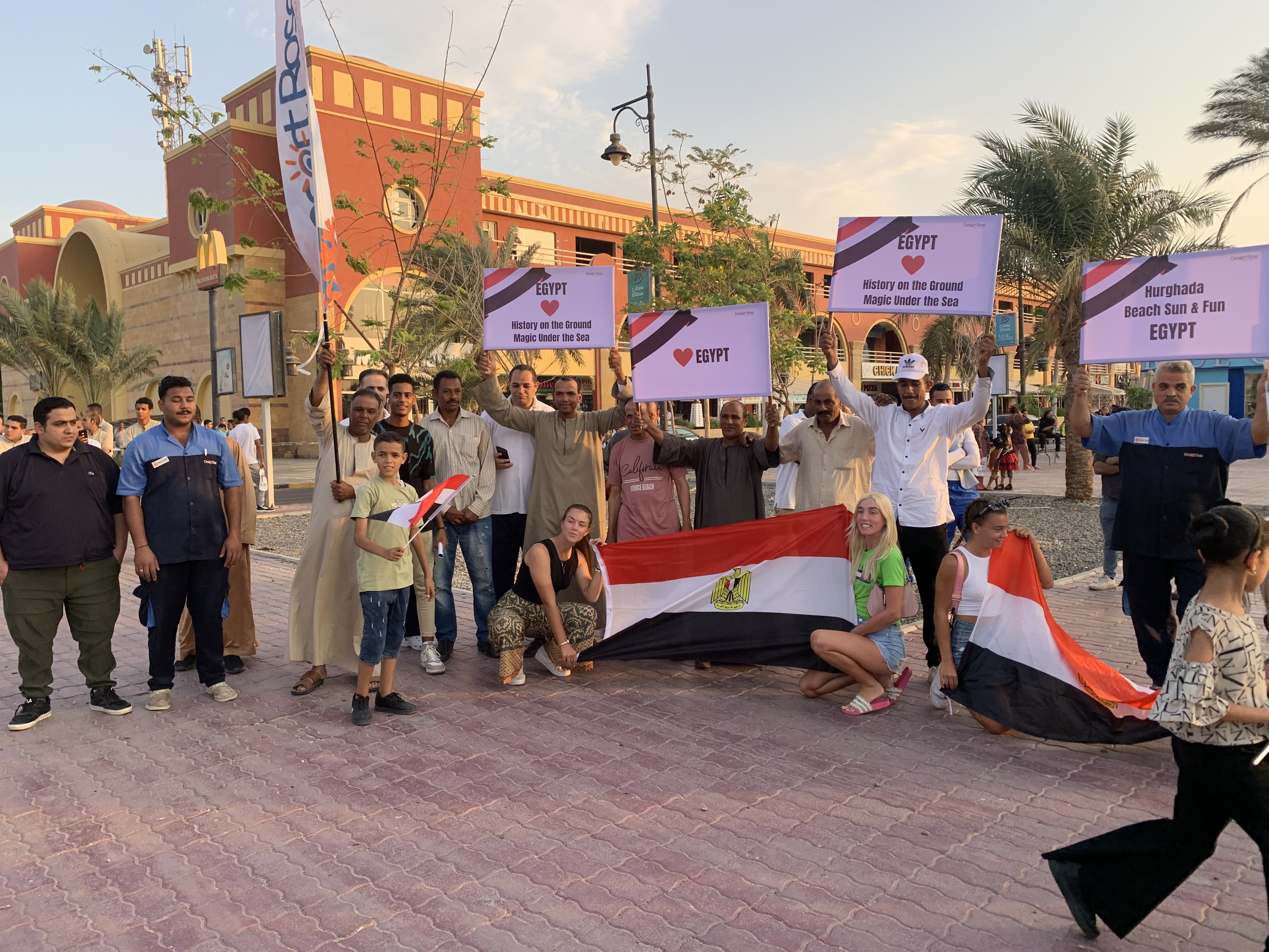 سياح يرفعون الأعلام المصرية فى احتفالات أكتوبر (2)