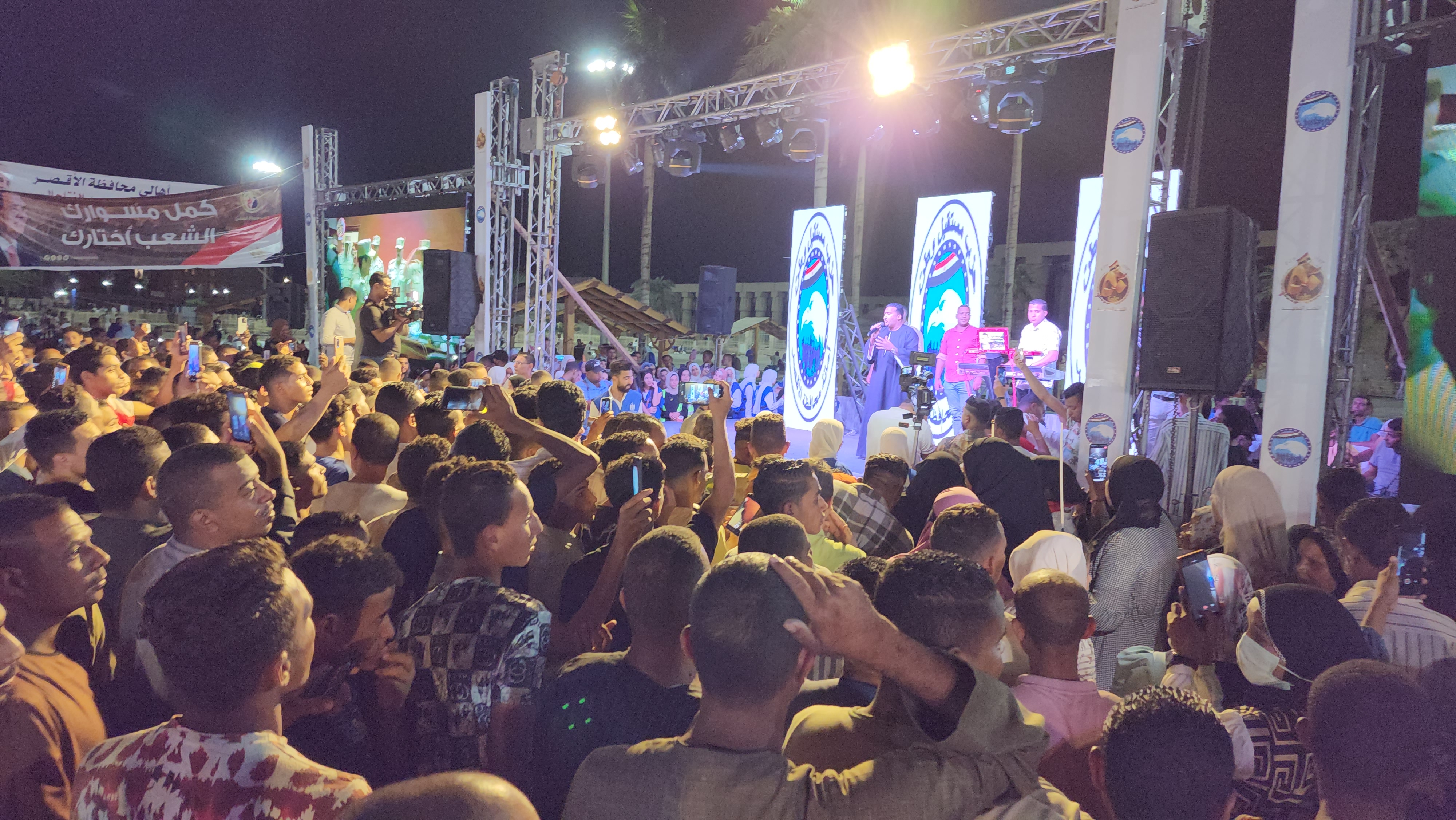  الفنان محمود جمعة يبهج الآلاف في ساحة أبو الحجاج الأقصرى (6)