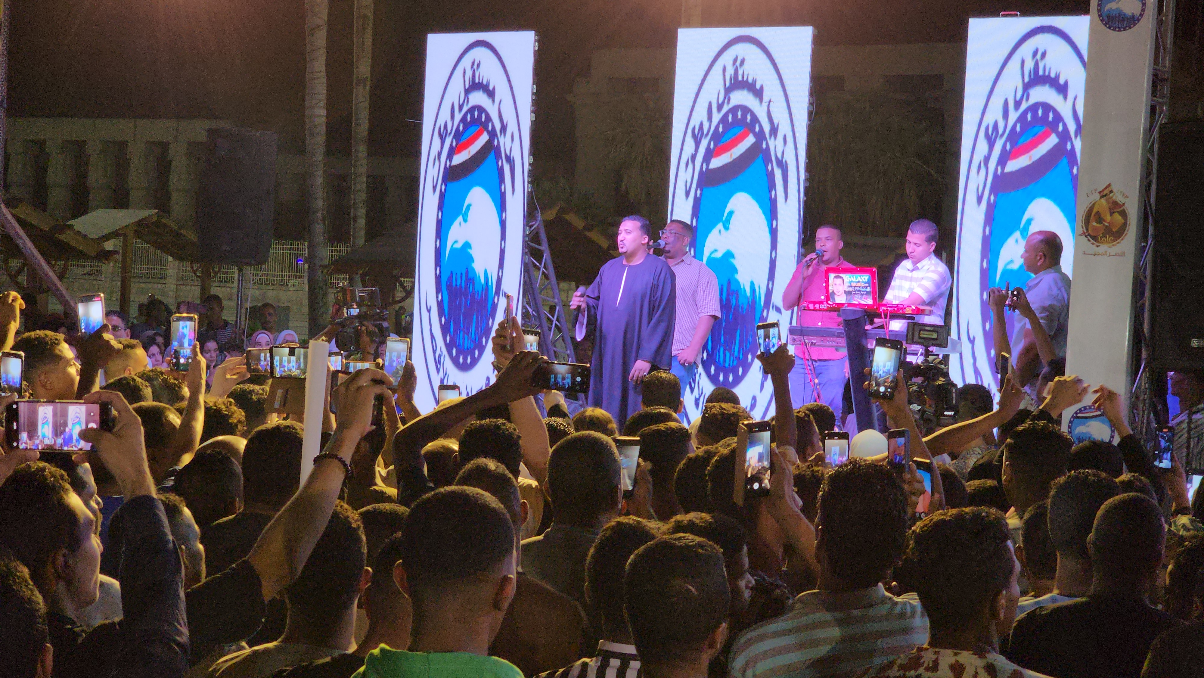  الفنان محمود جمعة يبهج الآلاف في ساحة أبو الحجاج الأقصرى (1)