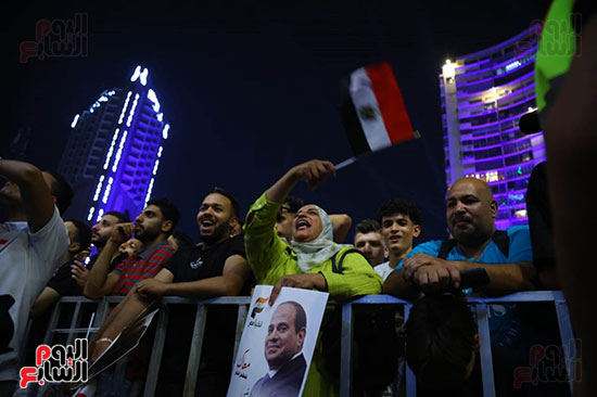 الجماهير بميدان الجلاء يرحبون بإعلان الرئيس السيسى للترشح (23)