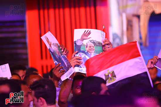 المصريون يريدون السيسى رئيسا لفترة جديدة (17)
