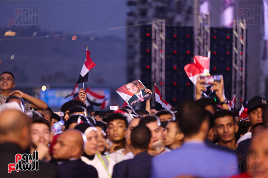 الحشود تحتفل بترشح الرئيس السيسي للانتخابات