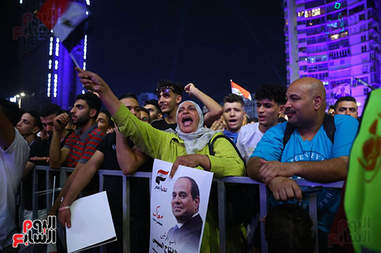 الجماهير بميدان الجلاء يرحبون بإعلان الرئيس السيسى للترشح (26)