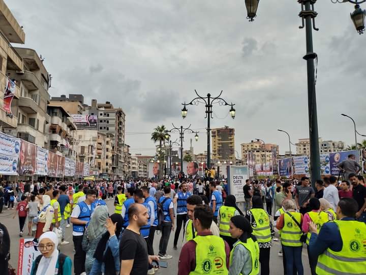 مسيرة حاشدة لأهالى دمياط للاحتفال بنصر أكتوبر (1)