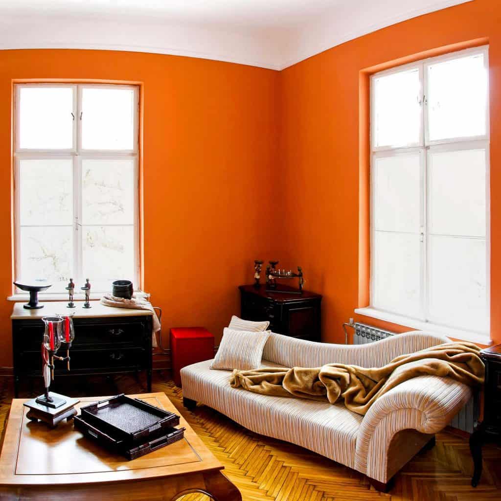 غرفة المعيشة ذات الجدران البرتقالية