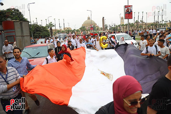 مواطنون يرفعون علم مصر فى ذكرى انتصارات أكتوبر