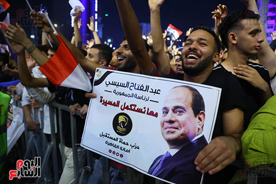 الجماهير بميدان الجلاء يرحبون بإعلان الرئيس السيسى للترشح (25)