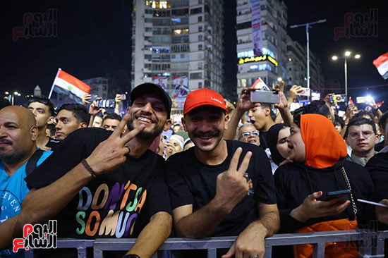 الجماهير بميدان الجلاء يرحبون بإعلان الرئيس السيسى للترشح (14)