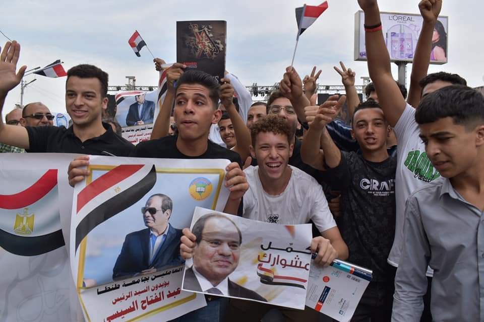 عميد آداب طنطا يقود مسيرة لدعم وتأييد الرئيس السيسي  (10)