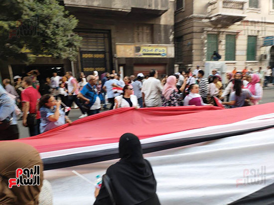 أطول-علم-لمصر-70-متر--فى-مسيرات-دعم-وتأييد-الرئيس-السيسى-بميدان-القائد-إبراهيم-(4)