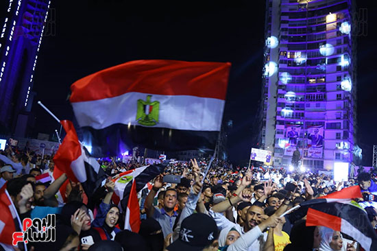 الجماهير بميدان الجلاء يرحبون بإعلان الرئيس السيسى للترشح (7)