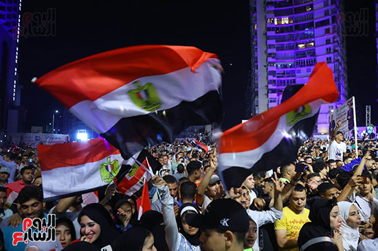 الجماهير بميدان الجلاء يرحبون بإعلان الرئيس السيسى للترشح (4)