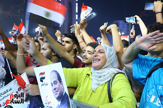 الجماهير بميدان الجلاء يرحبون بإعلان الرئيس السيسى للترشح (13)