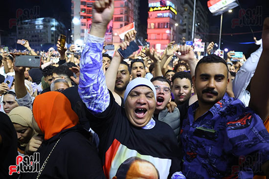 الجماهير بميدان الجلاء يرحبون بإعلان الرئيس السيسى للترشح (12)