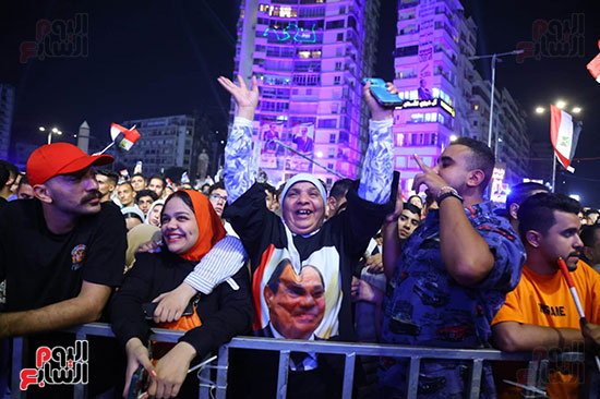 الجماهير بميدان الجلاء يرحبون بإعلان الرئيس السيسى للترشح (28)