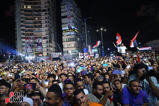 الجماهير بميدان الجلاء يرحبون بإعلان الرئيس السيسى للترشح (17)