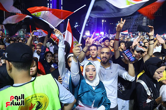 الجماهير بميدان الجلاء يرحبون بإعلان الرئيس السيسى للترشح (27)