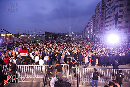 الحشود تحتفل بترشح الرئيس للانتخابات