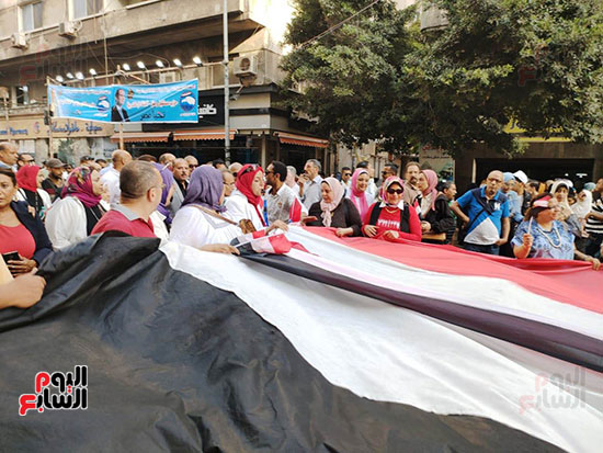 أطول-علم-لمصر-70-متر--فى-مسيرات-دعم-وتأييد-الرئيس-السيسى-بميدان-القائد-إبراهيم-(5)