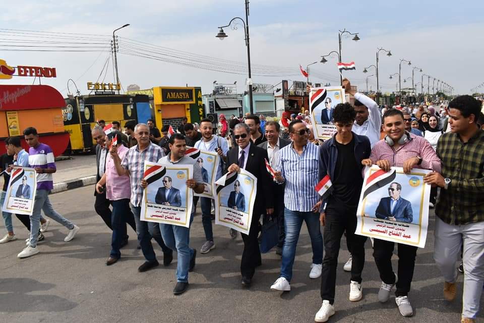 عميد آداب طنطا يقود مسيرة لدعم وتأييد الرئيس السيسي  (12)