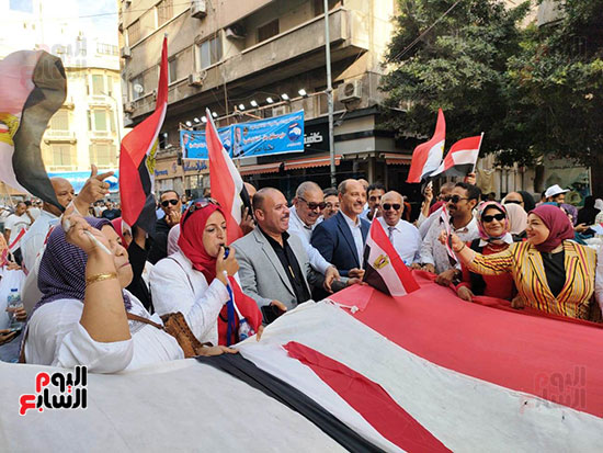 أطول-علم-لمصر-70-متر--فى-مسيرات-دعم-وتأييد-الرئيس-السيسى-بميدان-القائد-إبراهيم-(3)