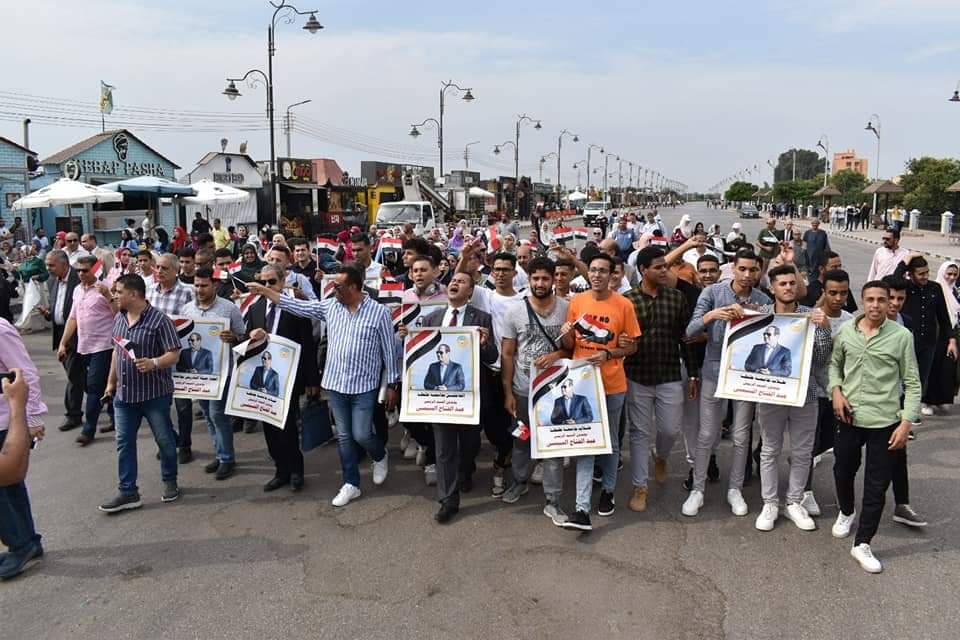 عميد آداب طنطا يقود مسيرة لدعم وتأييد الرئيس السيسي  (11)