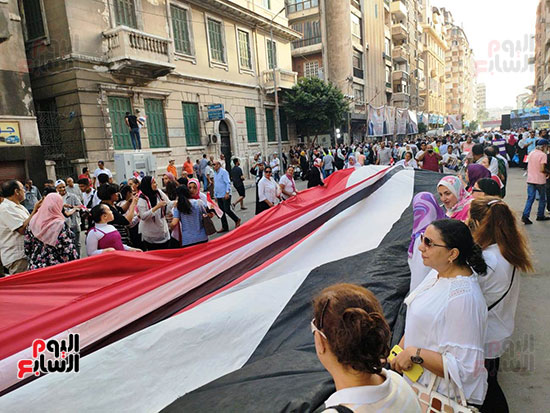أطول-علم-لمصر-70-متر--فى-مسيرات-دعم-وتأييد-الرئيس-السيسى-بميدان-القائد-إبراهيم-(1)