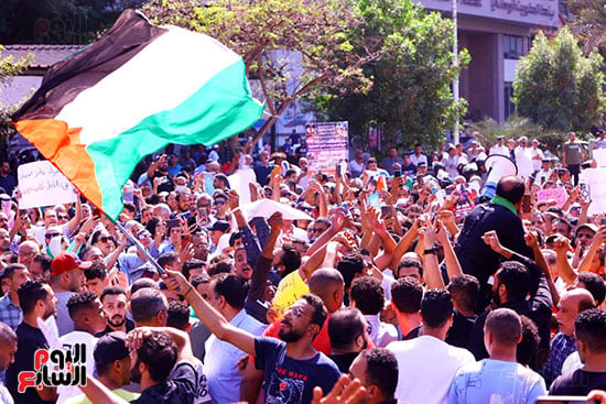 أعضاء الحركة المدنية أمام مسجد مصطفى محمود (21)
