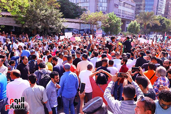 أعضاء الحركة المدنية أمام مسجد مصطفى محمود (26)