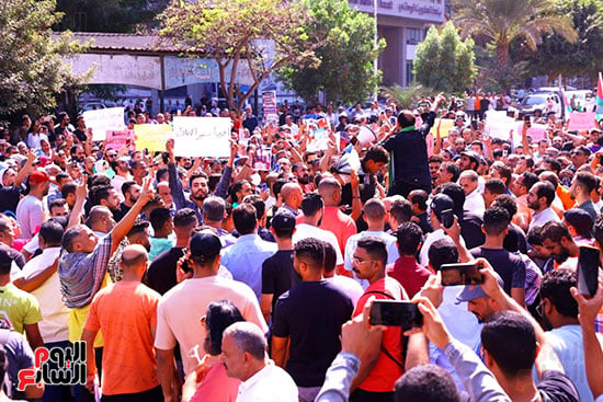 أعضاء الحركة المدنية أمام مسجد مصطفى محمود (19)
