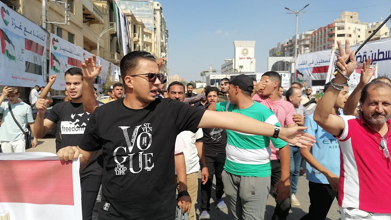 مسيرة شبابية لميدان المحافظة بالدقهلية لدعم أهالى فلسطين (1)