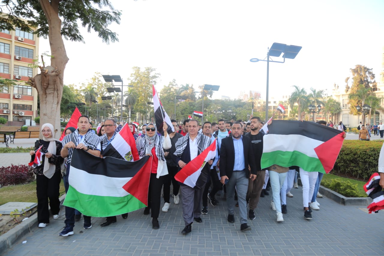 قيادات جامعة عين شمس فى وقفة تضامنية للتنديد بممارسات جيش الاحتلال الإسرائيلى (8)