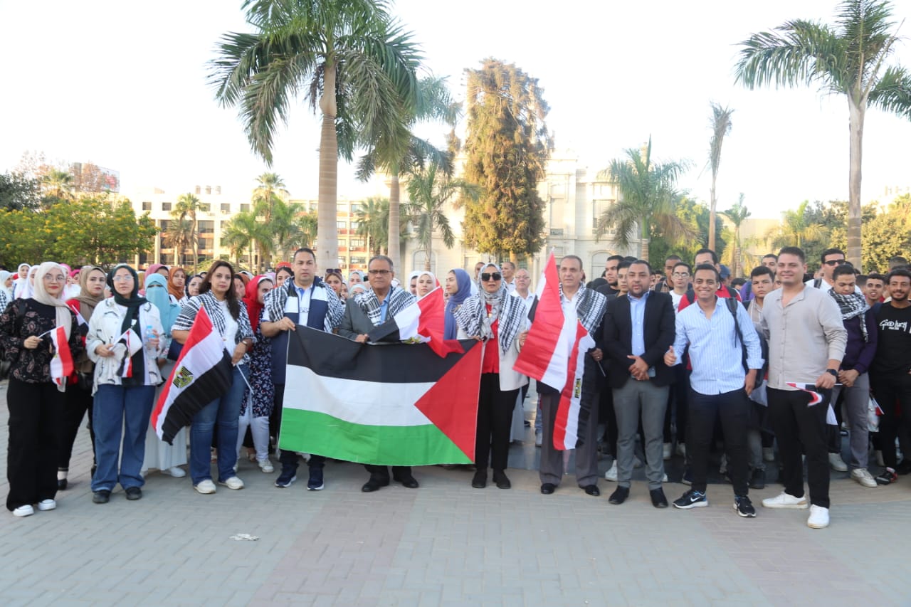 قيادات جامعة عين شمس فى وقفة تضامنية للتنديد بممارسات جيش الاحتلال الإسرائيلى (1)