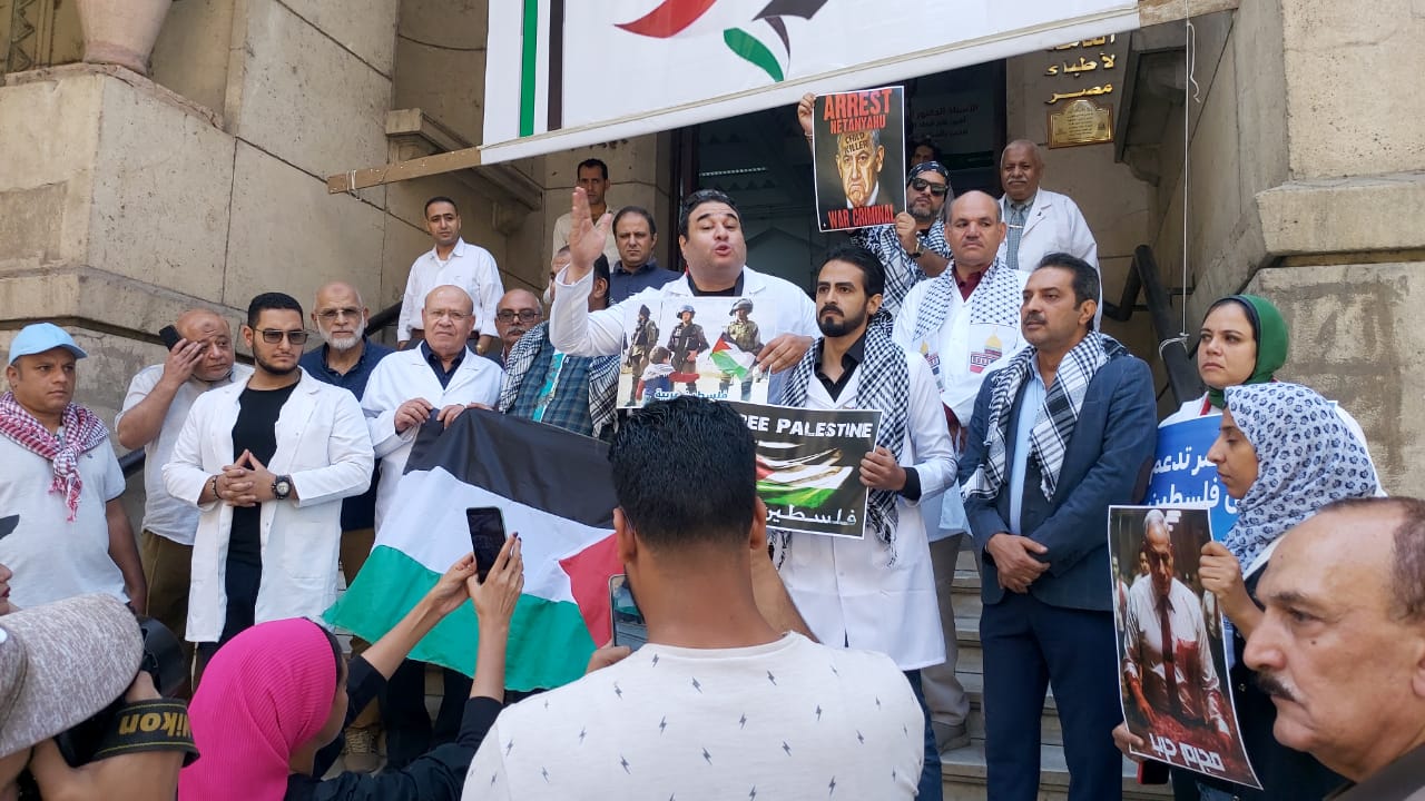 الأطباء والصيادلة يشاركون بوقفة لدعم غزة (1)