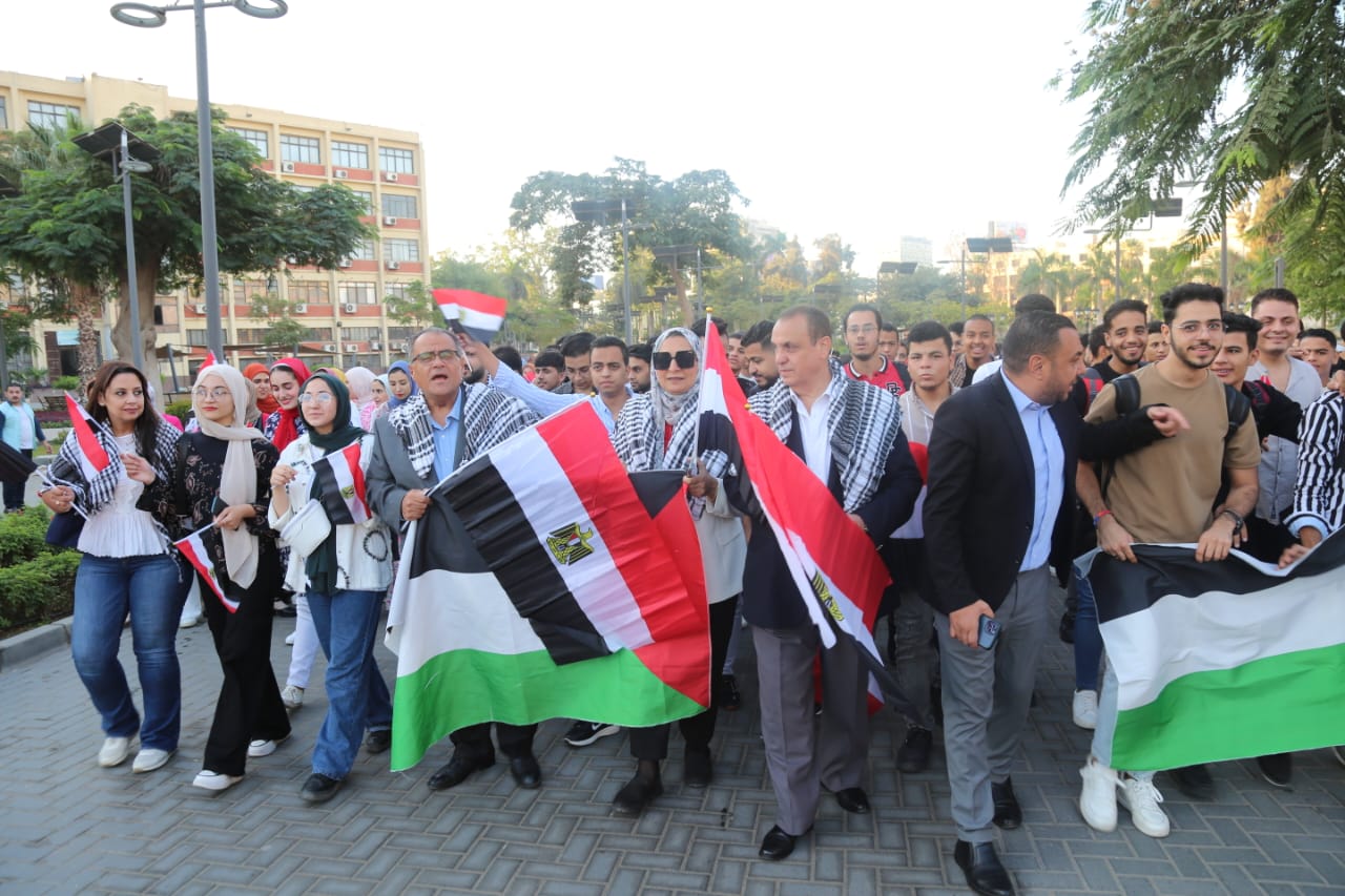 قيادات جامعة عين شمس فى وقفة تضامنية للتنديد بممارسات جيش الاحتلال الإسرائيلى (7)