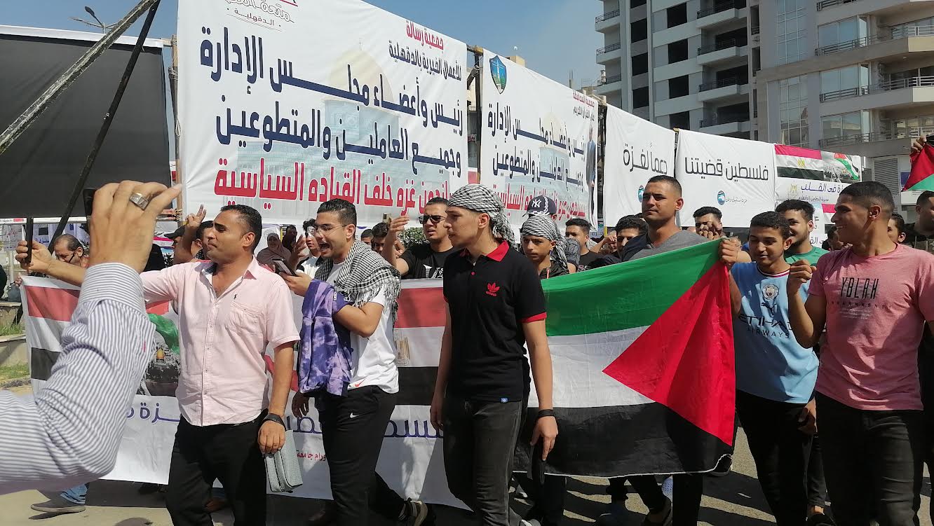 مسيرة شبابية لميدان المحافظة بالدقهلية لدعم أهالى فلسطين (2)