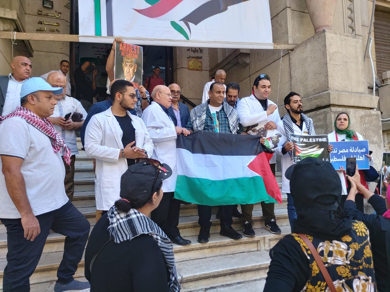 الأطباء والصيادلة يشاركون بوقفة لدعم غزة (3)