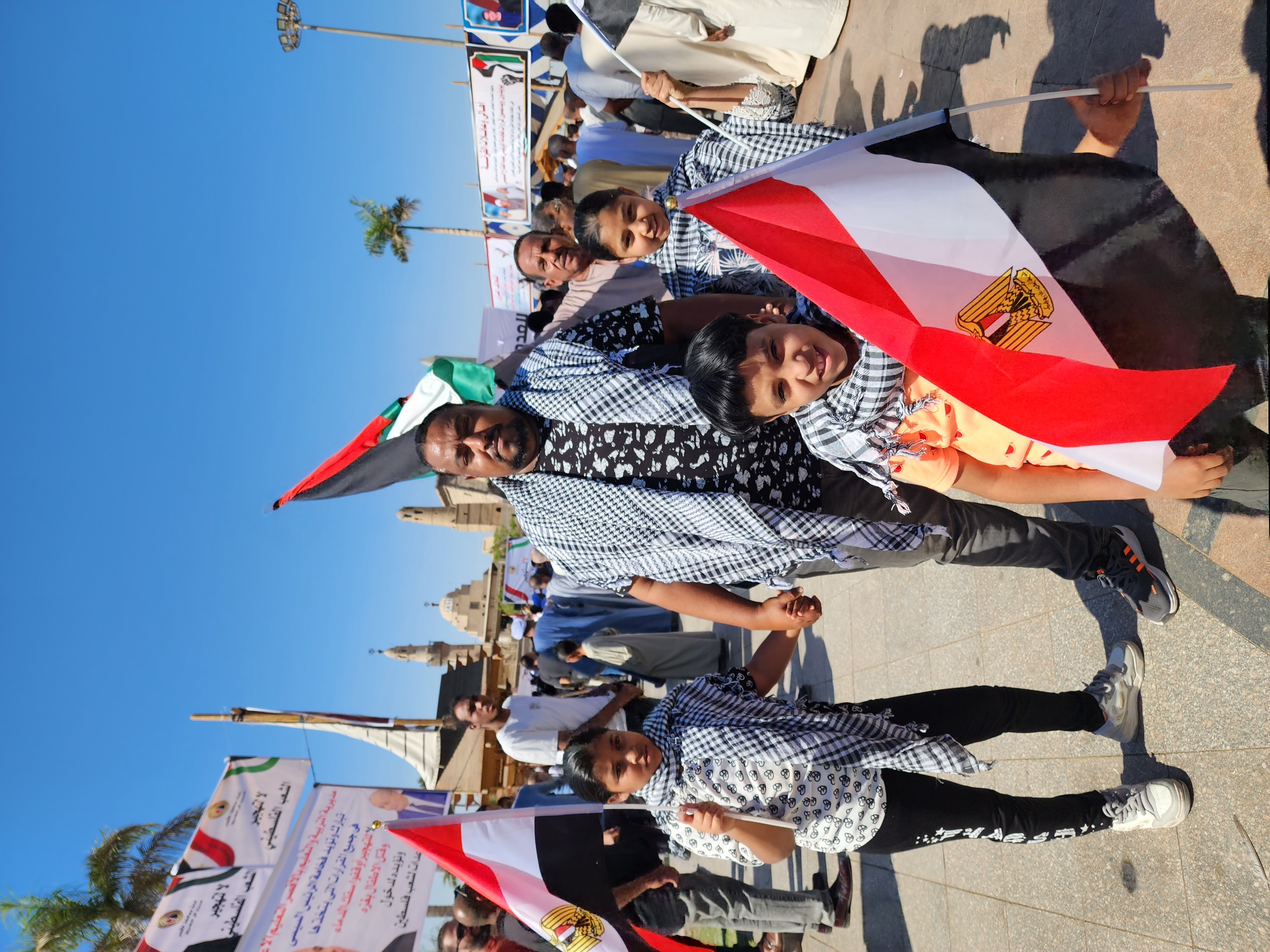 أطفال الأقصر بوشاح وعلم فلسطين يتضامنون مع أطفال غزة في ساحة أبو الحجاج الأقصرى (7)
