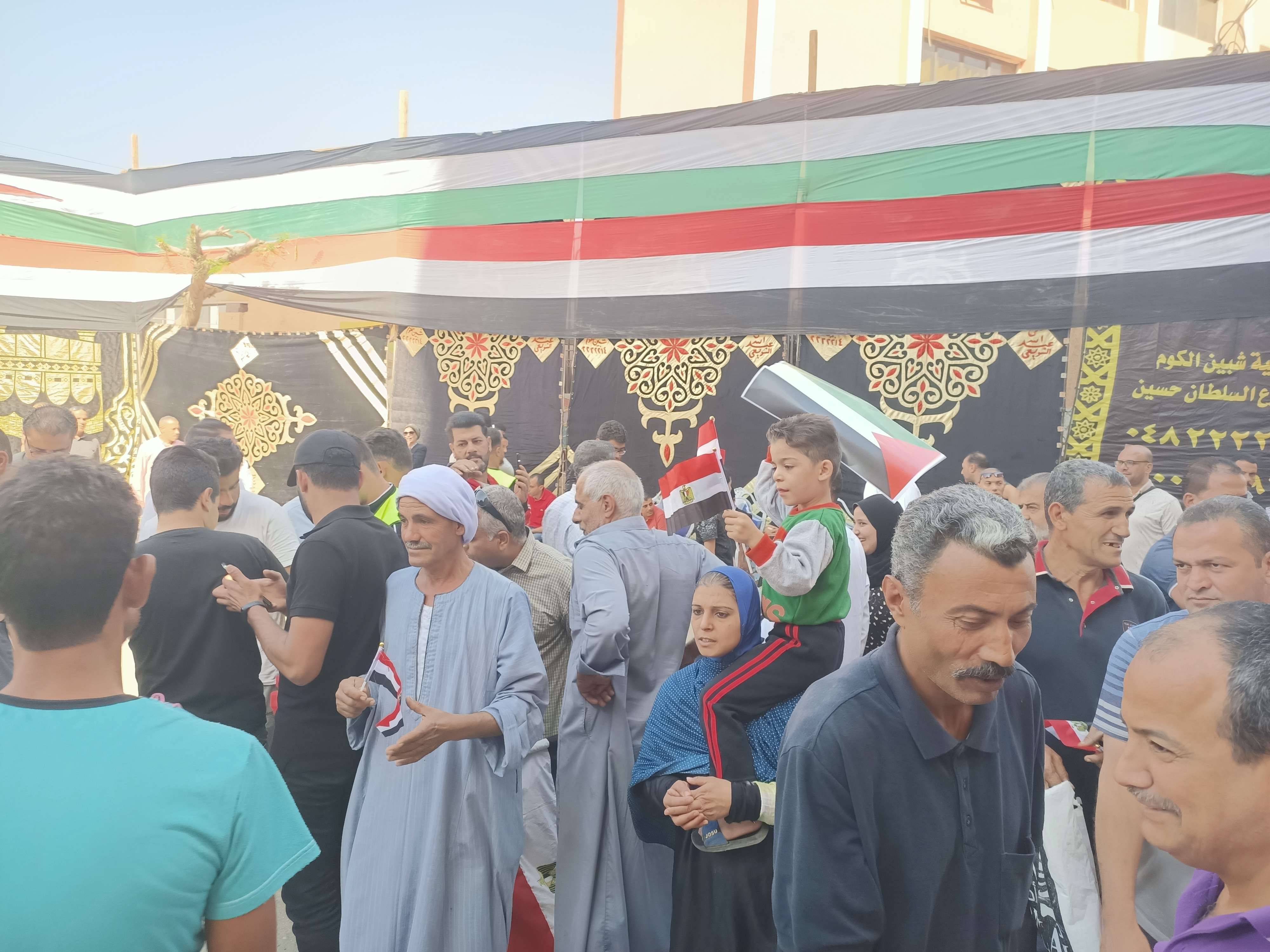 أهالى المنوفية يوزعون أعلام مصر وفلسطين على المشاركين فى الوقفة التضامنية مع الأشقاء الفلسطينيين  (4)