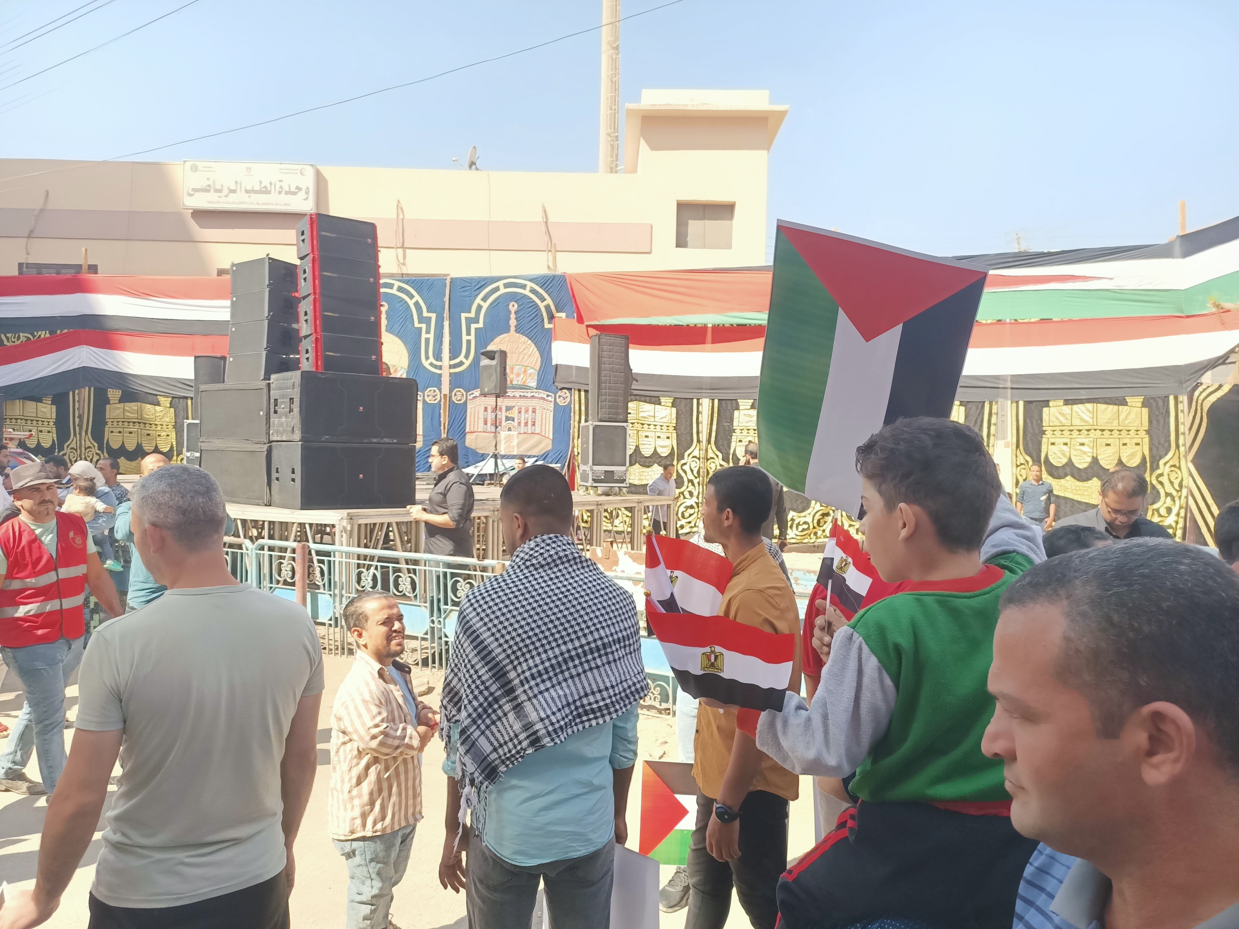أهالى المنوفية يوزعون أعلام مصر وفلسطين على المشاركين فى الوقفة التضامنية مع الأشقاء الفلسطينيين  (5)