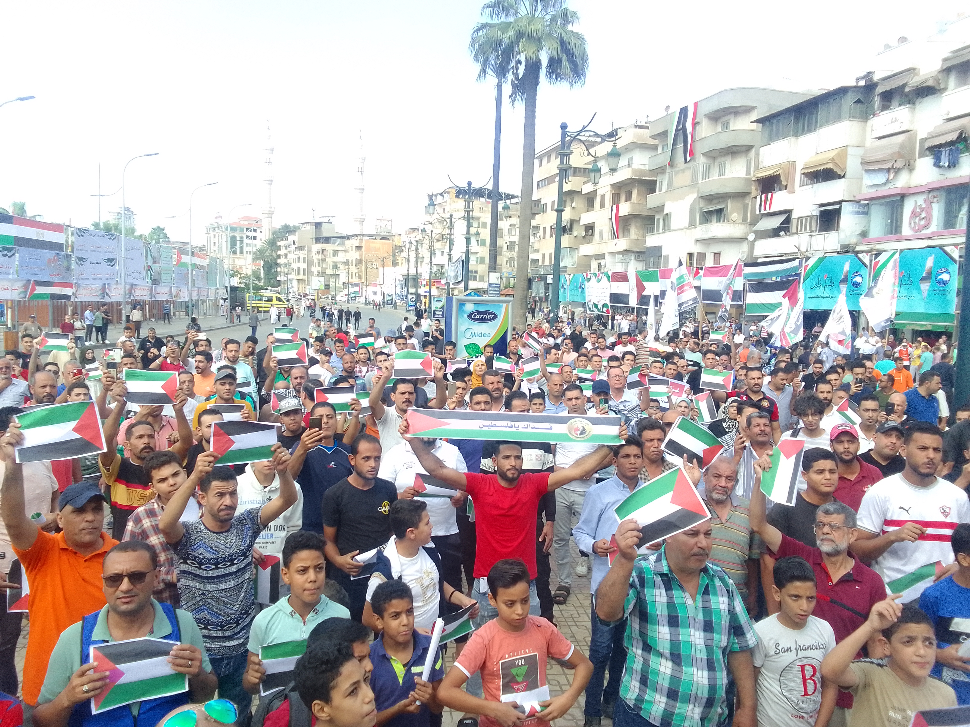 هتاف المئات في ميدان الساعة بدمياط لدعم أهالى غزة  (2)