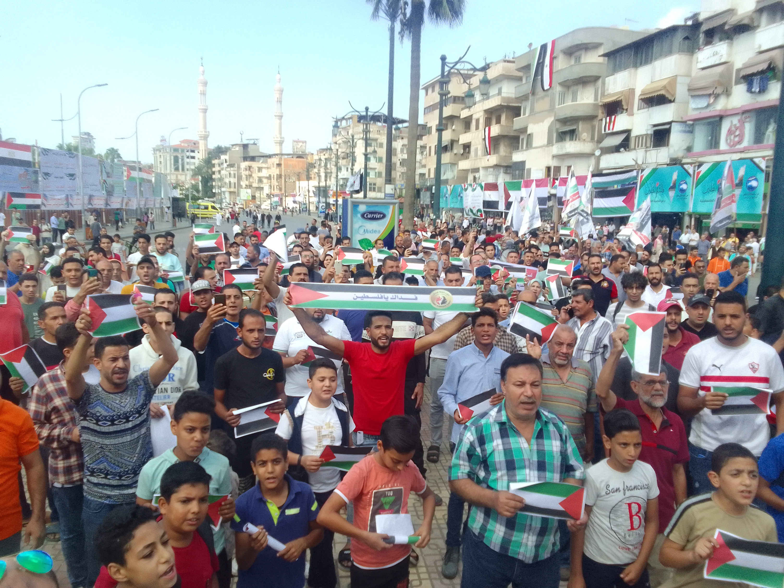 هتاف المئات في ميدان الساعة بدمياط لدعم أهالى غزة  (5)