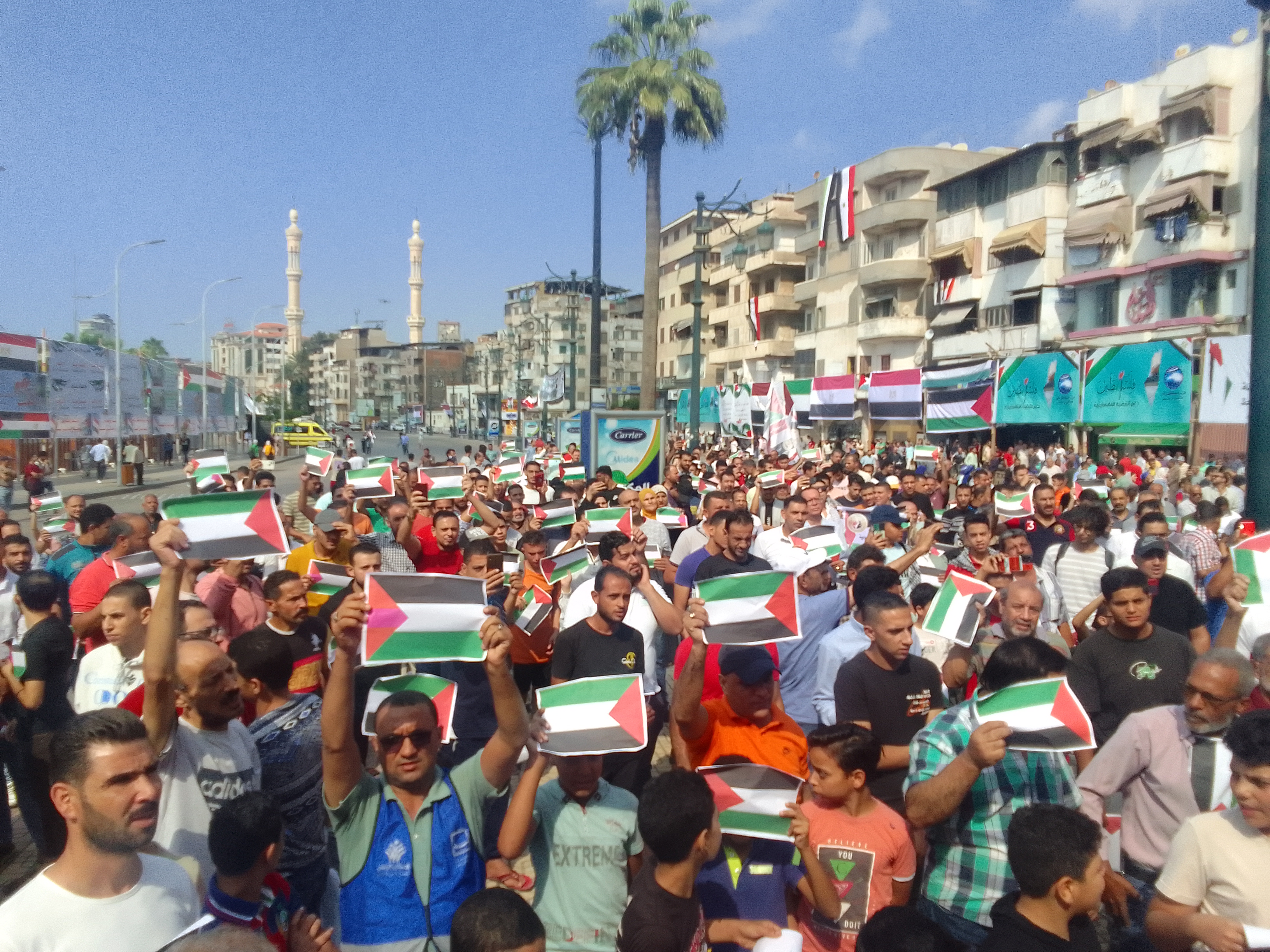 هتاف المئات في ميدان الساعة بدمياط لدعم أهالى غزة  (8)